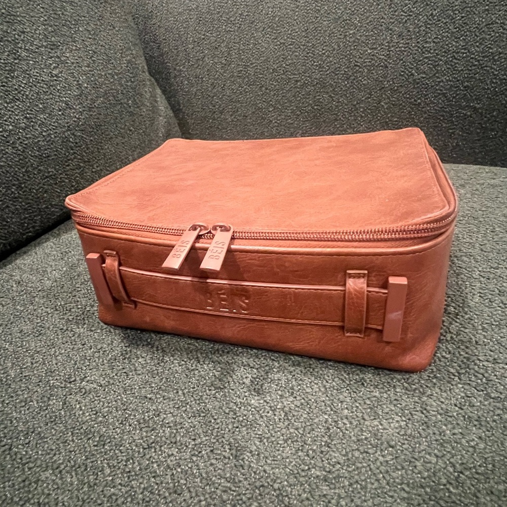 BEIS The Cosmetic Case 
in Maple